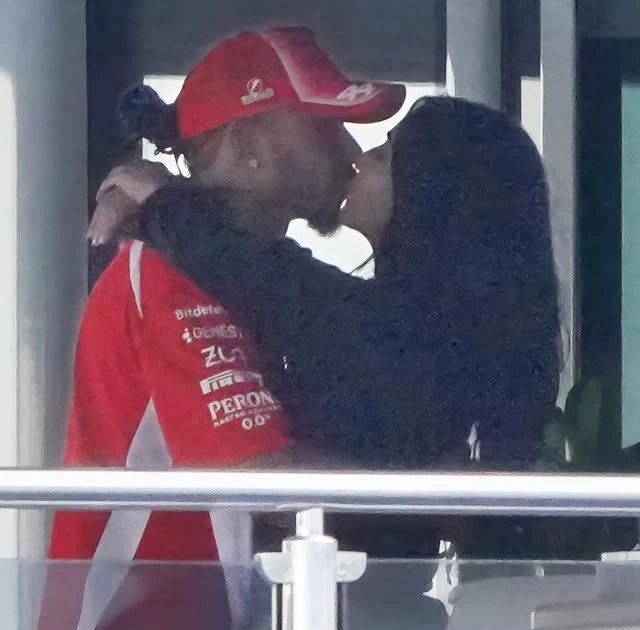Kim Kardashian công khai hẹn hò huyền thoại F1 Lewis Hamilton
